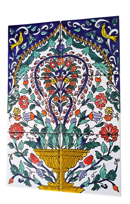 Perspektivische Ansicht handbemalter spanischer Fliesen, Motiv Blumenkorb, zeigt die glänzende Glasur der kunstvollen Keramik