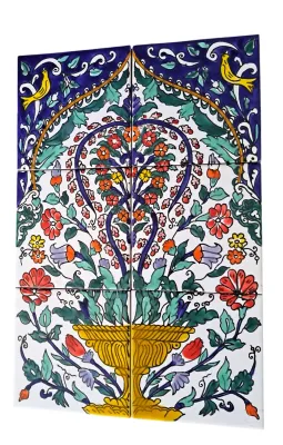 Vue en perspective de carreaux espagnols peints à la main, motif panier de fleurs, montrant la glaçure brillante de la cérami