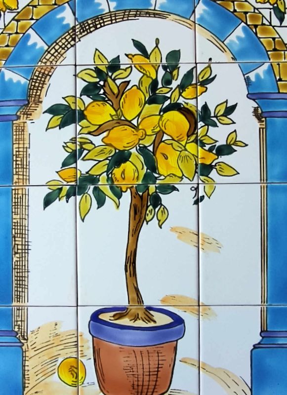 Seitenansicht der Zitronenbaum-Fliesen, zeigt die glänzende Glasur und handgefertigte Details im italienischen Stil
