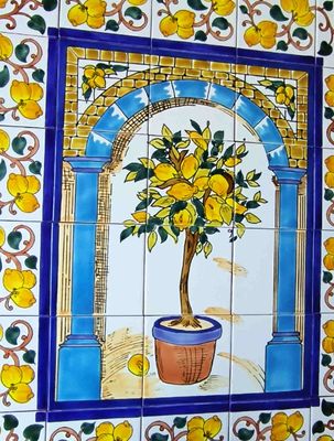 Schrägansicht der Zitronenbaum-Mosaikfliesen, zeigt glänzende Farben und feine Details der handgefertigten Wandkunst.
