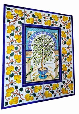 Handbemaltes 20er Fliesenbild Olivenbaum mit Zitronenbordüre, mediterrane Wandkunst für Innenräume, 60x75 cm.
