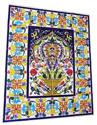Schräge Ansicht der orientalischen Blumen-Fliesen, betont den Glanz der Glasur und die feine handbemalte Linienführung.
