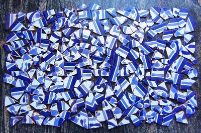 Blau-weiße handbemalte Mosaiksteine aus Keramik-Bruchfliesen für Bastelprojekte
