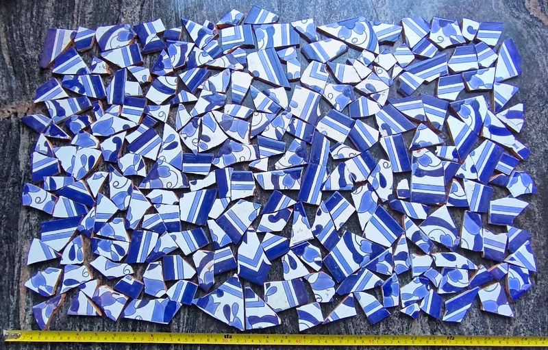 Über 3kg handbemalte blau-weiße Mosaik-Bruchfliesen mit Maßband zur Größenansicht
