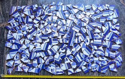 Plus de 3 kg d'éclats de mosaïque en céramique peints à la main bleu et blanc avec ruban à mesurer.
