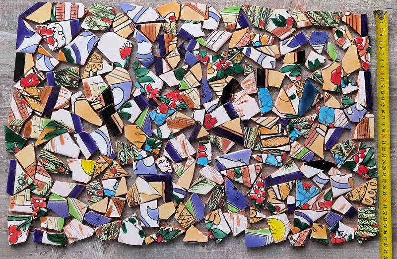 Mosaïques colorées peintes à la main avec un ruban à mesurer pour déterminer la taille des pièces
