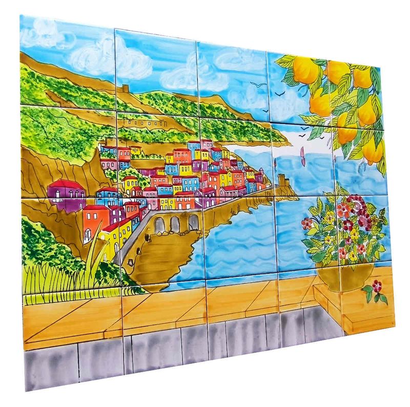 Italienisches Wandbild aus 20 Keramikfliesen mit Küstenmotiv und Blumenkorb
