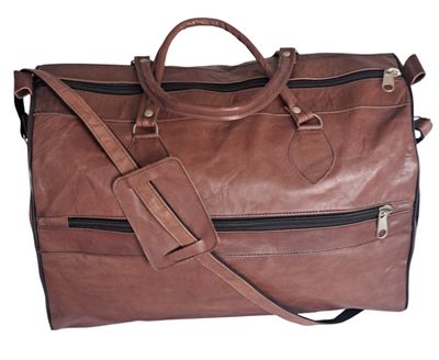 Detailansicht: Handgenähte Lederverbindungen und robuste, dunkle Metall-Reißverschlüsse der Reisetasche.