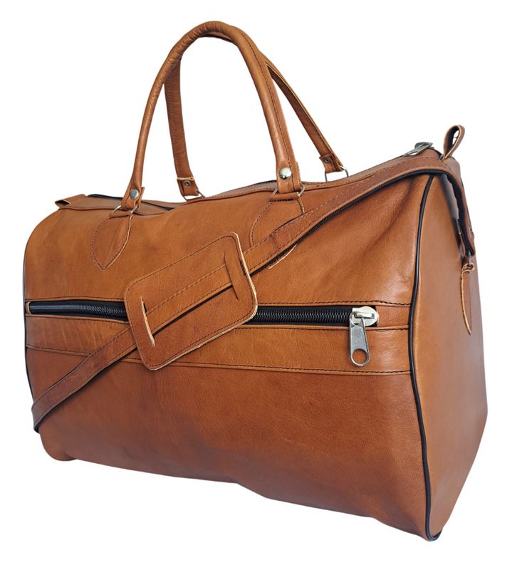 Außenansicht der hellbraunen Ziegenleder-Reisetasche „Horizontal Classic“ im Querformat.
