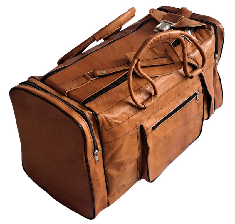 Vue intérieure du sac de sport : doublure noire et compartiment principal spacieux pour une organisation optimale.