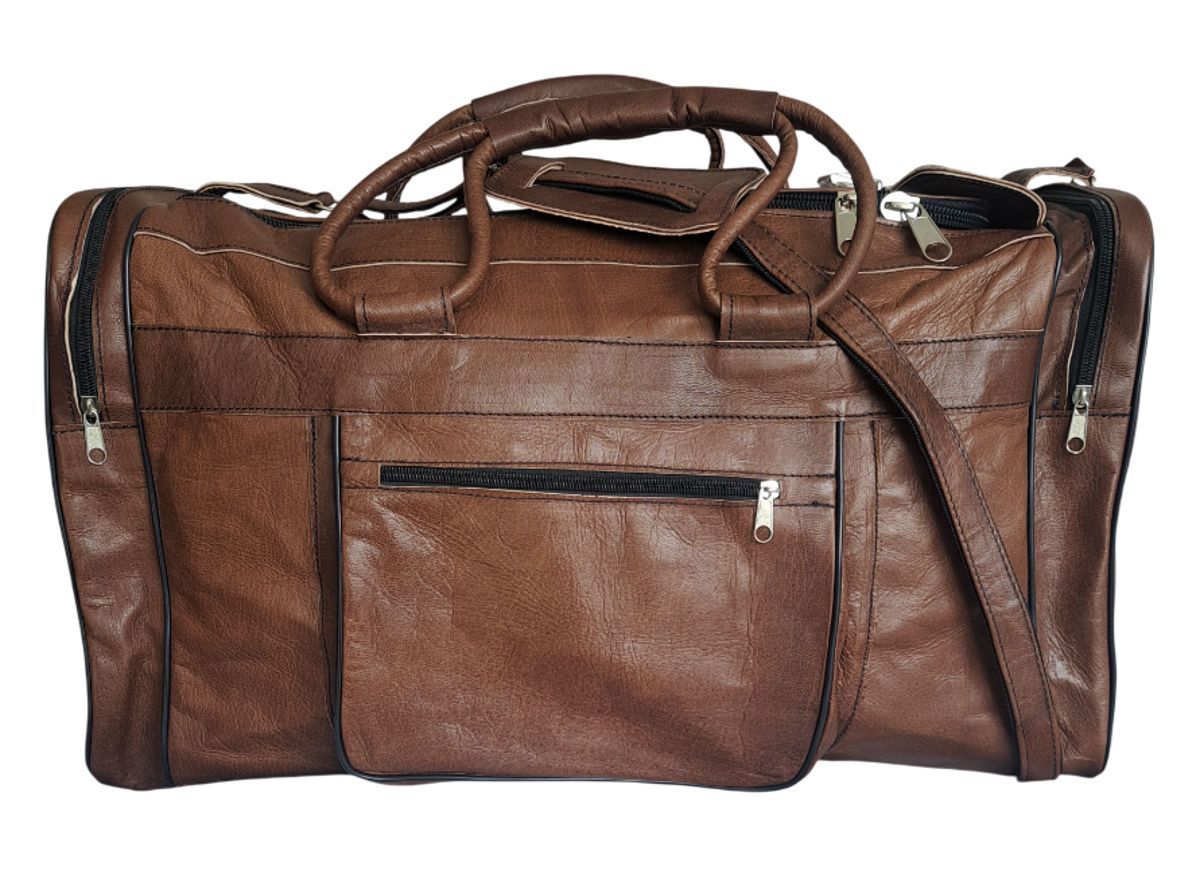 Dunkelbraune Traveler Pro Reisetasche aus echtem Ziegenleder mit drei Reißverschlusstaschen.
