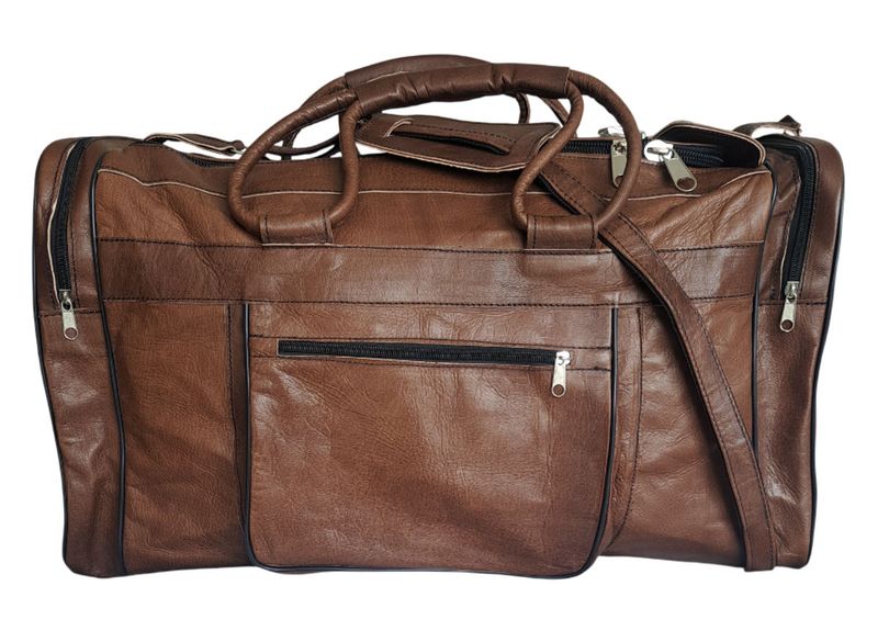 Dunkelbraune Traveler Pro Reisetasche aus echtem Ziegenleder mit drei Reißverschlusstaschen.
