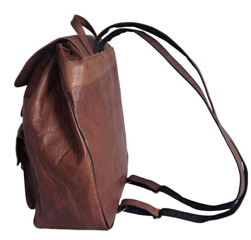 Seitenprofil des Rucksacks aus Ziegenleder zeigt die flache Form und den stabilen Halt der aufgesetzten Fronttaschen.
