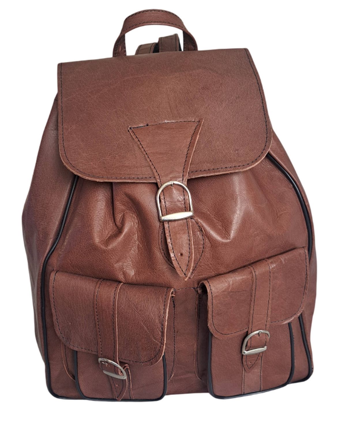 Vorderansicht des handgefertigten braunen Lederrucksacks mit zwei aufgesetzten Taschen und Schnallenverschluss.
