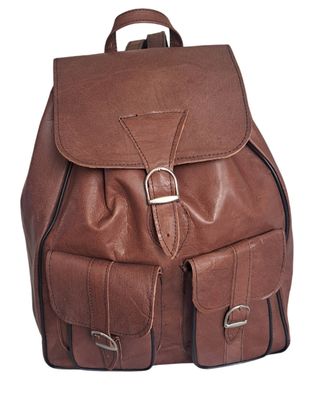 Vorderansicht des handgefertigten braunen Lederrucksacks mit zwei aufgesetzten Taschen und Schnallenverschluss.
