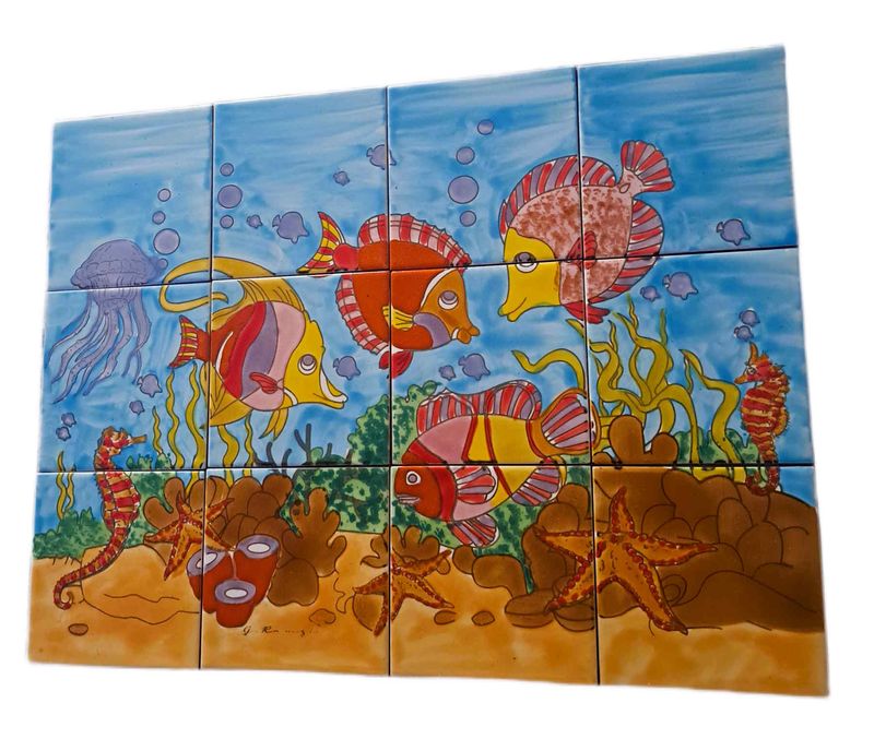 Tableau de carrelage marin poissons 60x45cm de 12 carreaux peints à la main pour salle de bain, vue de dessus.

