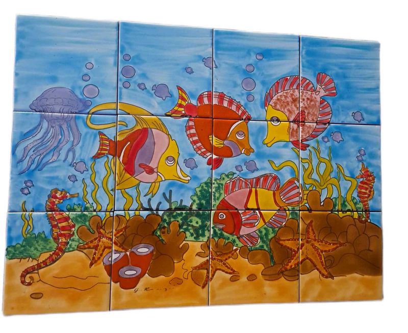 Vue oblique de la faïence brillante du tableau mural avec hippocampes, carreaux décoratifs émaillés en angle.
