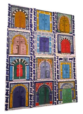 Seitenansicht der glänzenden Oberfläche des 12-teiligen Wandbildes mit Türen-Motiven, bunte Vintage Kacheln im Winkel.
