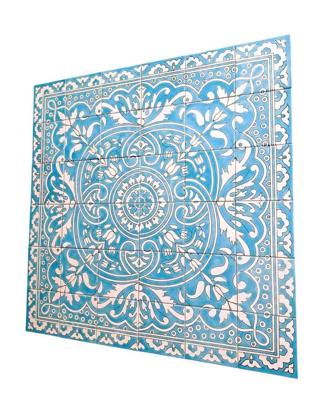 Orientalisches Fliesenbild Mandala Detailansicht schräg handgefertigte tunesische Keramik Kacheln Ornament.
