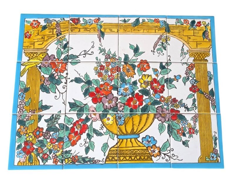 Gros plan sur les détails peints à la main d'un carreau de céramique méditerranéenne style Art nouveau.