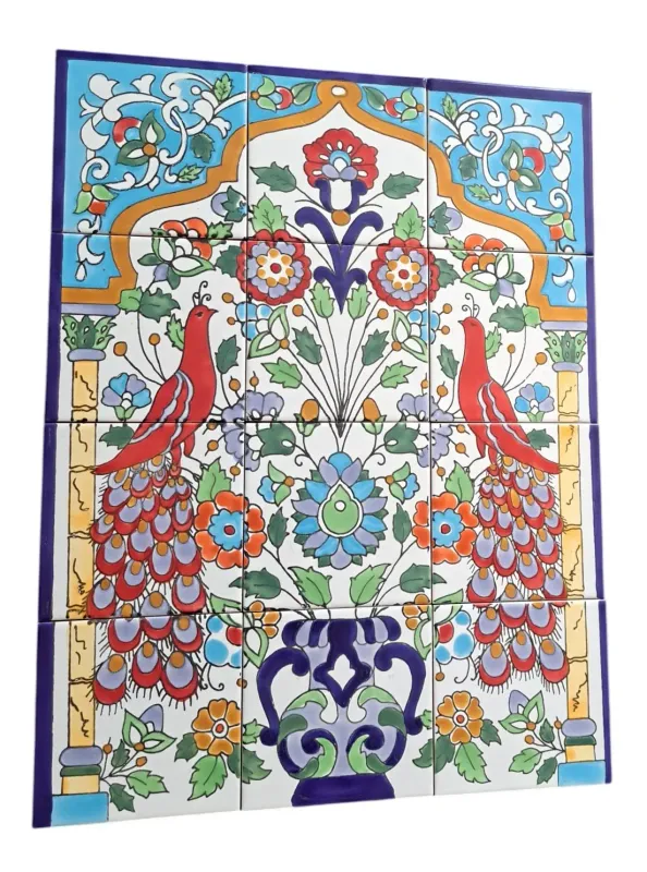 Perspektivische Detailaufnahme des handbemalten Pfauen Keramikmosaiks zur Veranschaulichung der Glasur