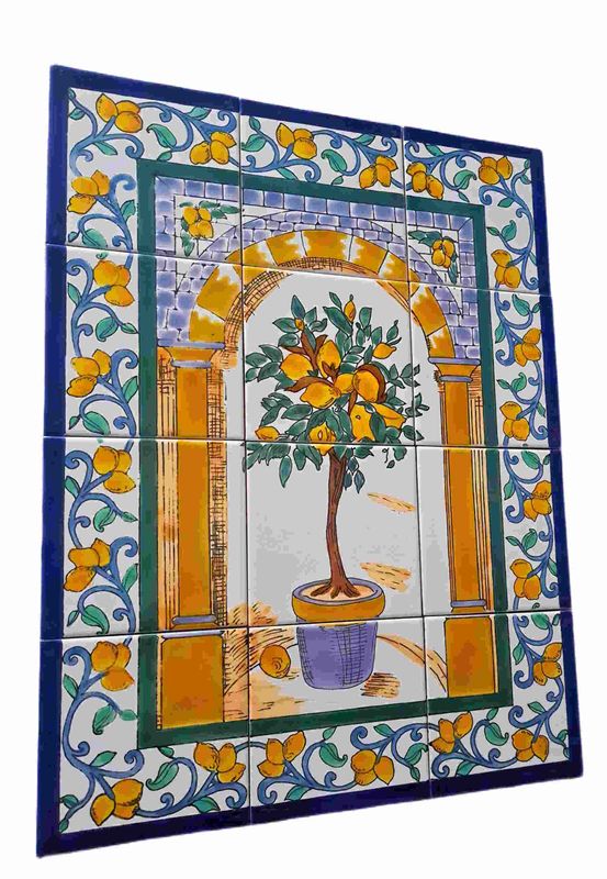Schrägansicht eines handgemachten Mosaik Wandbildes mit Zitronenmotiv zur Darstellung der glasierten Oberfläche