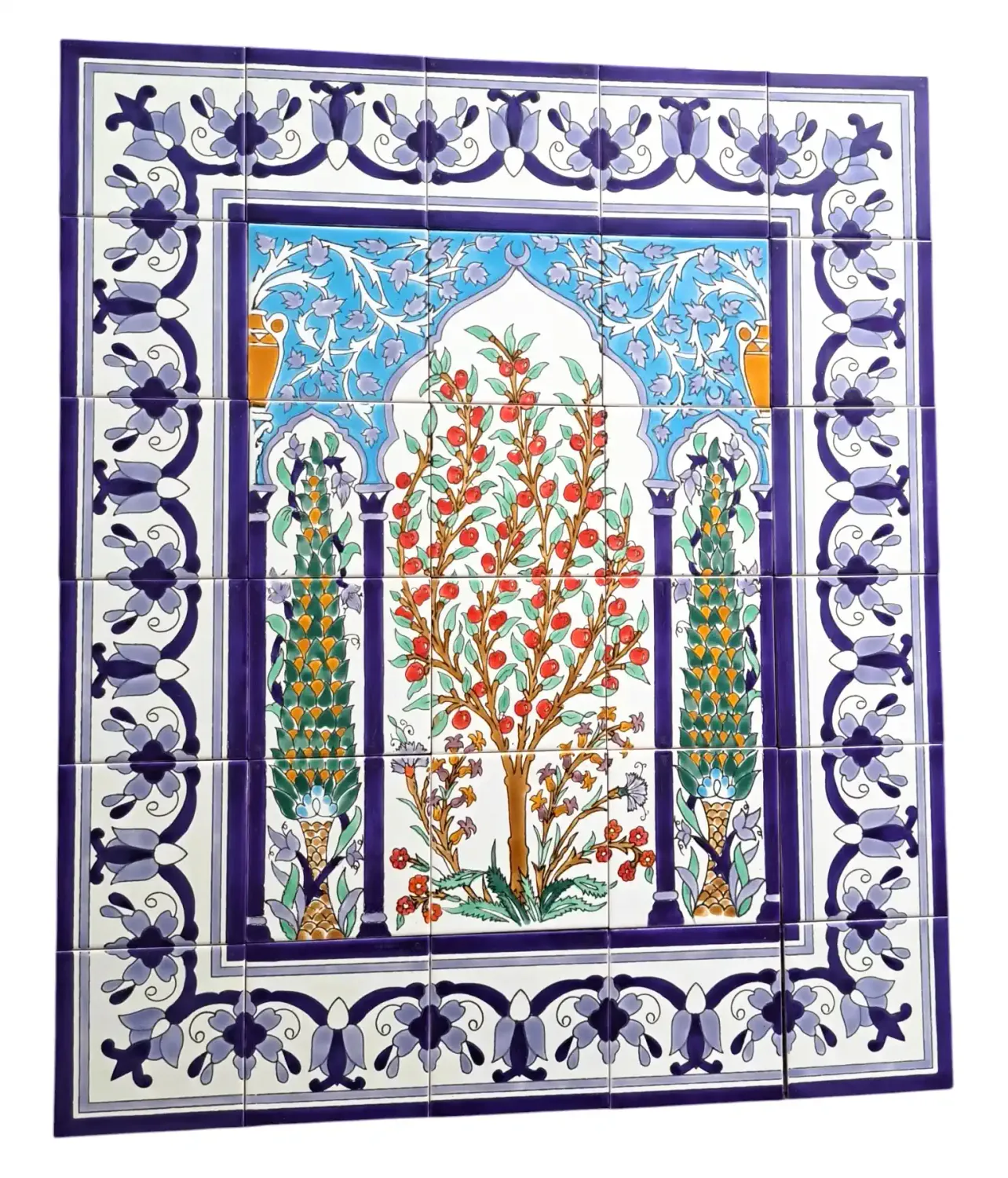 Handbemalte Randfliesen mit blauem Blumen-Muster als ornamentaler Rahmen.