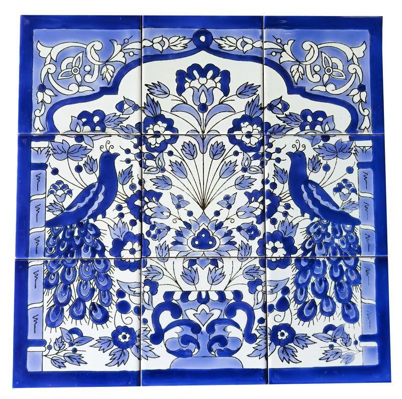 Carrelage mural en céramique peint à la main 45x45 cm motif paon bleu et blanc, style azulejos pour décoration intérieure.