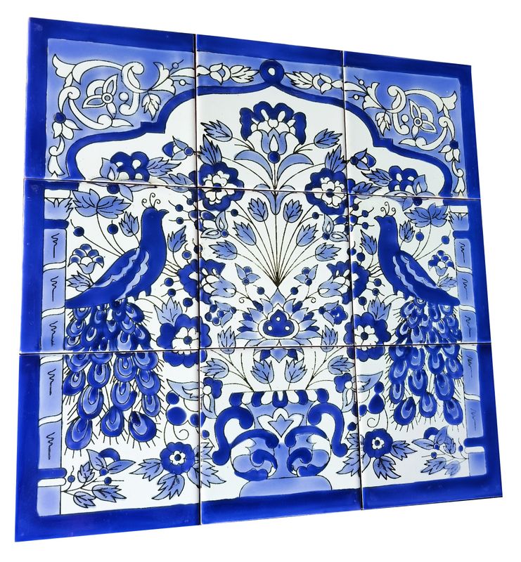 Vue oblique du carrelage mural peint à la main 45x45 cm motif paon bleu et blanc avec finition brillante de haute qualité.