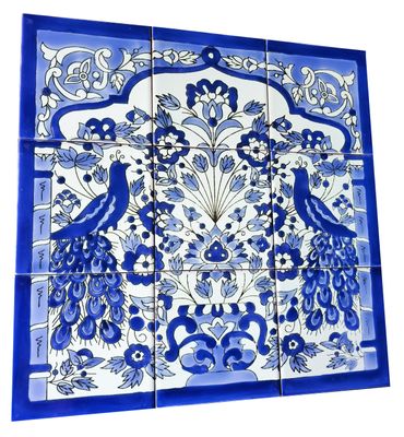 Vue oblique du carrelage mural peint à la main 45x45 cm motif paon bleu et blanc avec finition brillante de haute qualité.
