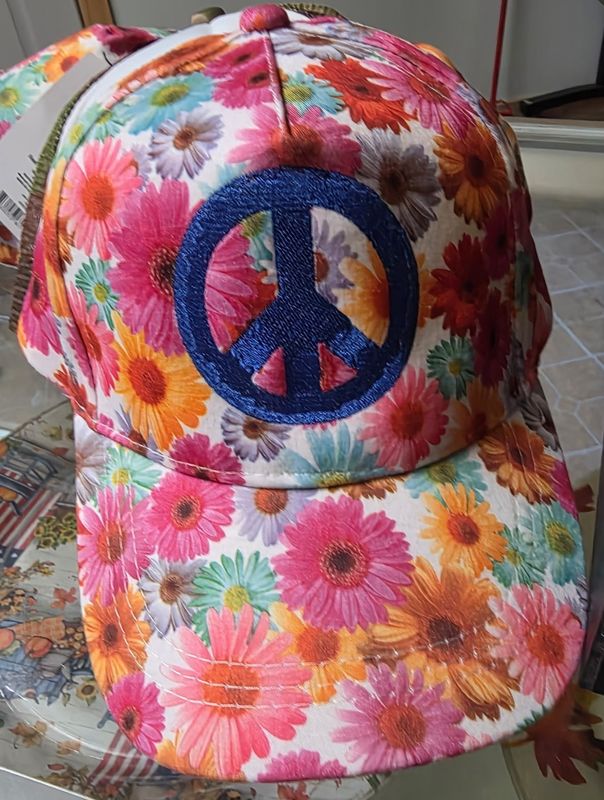 Flowered cap with embroidery