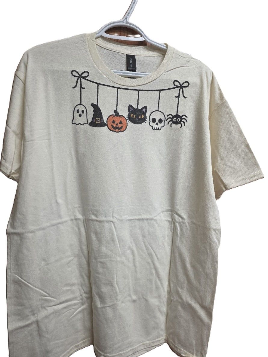 Gildan Large Tee with Heads Hanging from a Clothesline