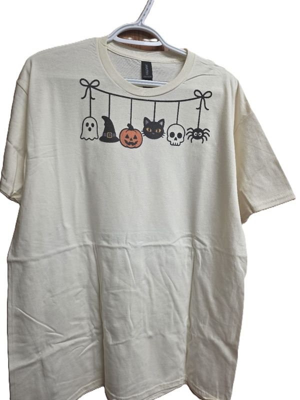 Gildan Large Tee with Heads Hanging from a Clothesline