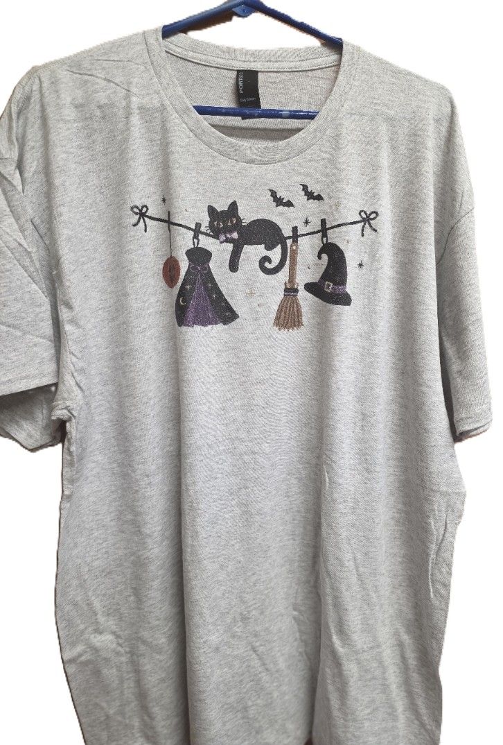 Gildan Large Tee with a Clothesline with socks on it