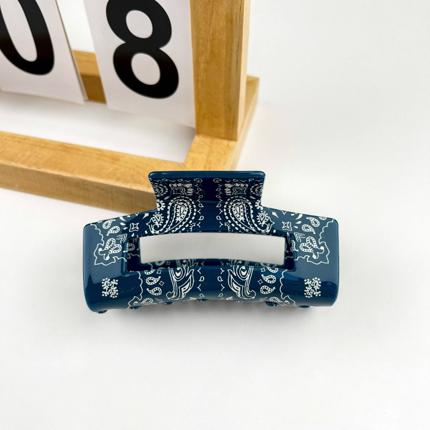 Retro Elegant Hollow Hair Claw Clips: Blue