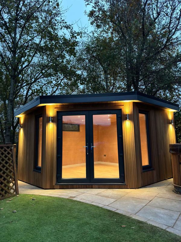 Lush Lodge Studio Corner Garden Room (2.4mx2.4m)