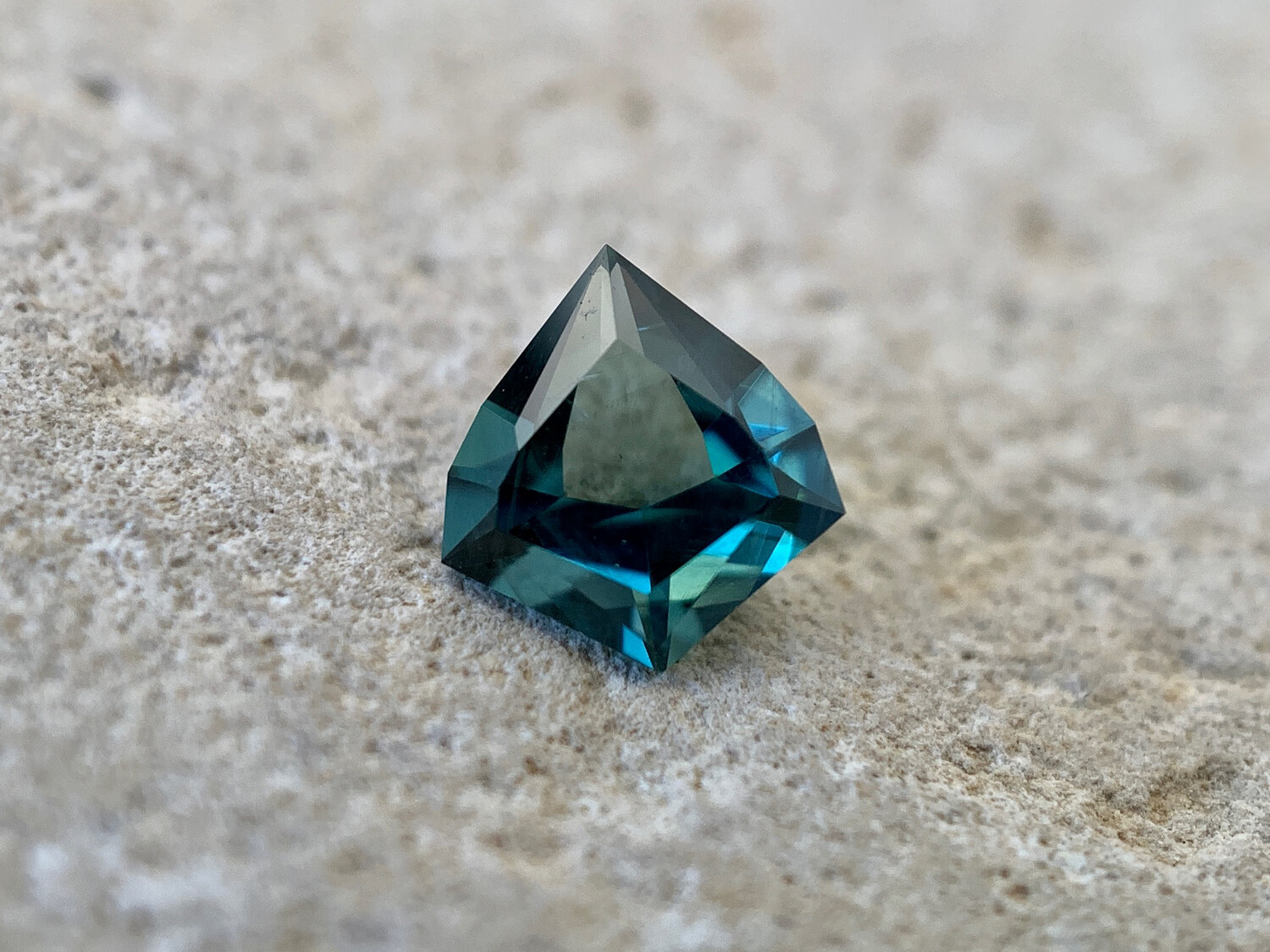 ᴬᵀᵞᴾᴵᶜᴬᴸ TEAL KENYAN SAPPHIRE 0,56ct