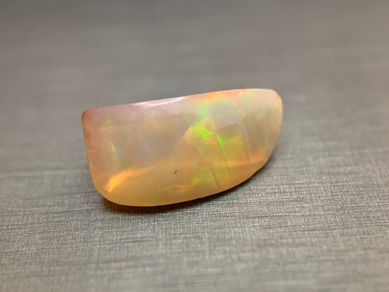 ᴬᵀᵞᴾᴵᶜᴬᴸ HONEY RAINBOW OPAL WELO 2.31 ct