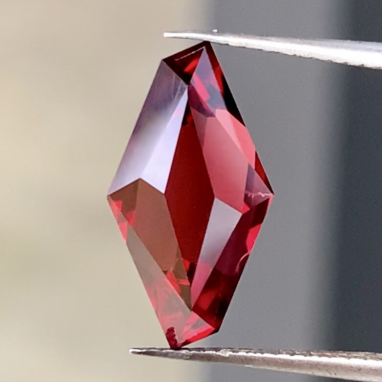 ᴬᵀᵞᴾᴵᶜᴬᴸ RHODOLITE GARNET 3,99ct