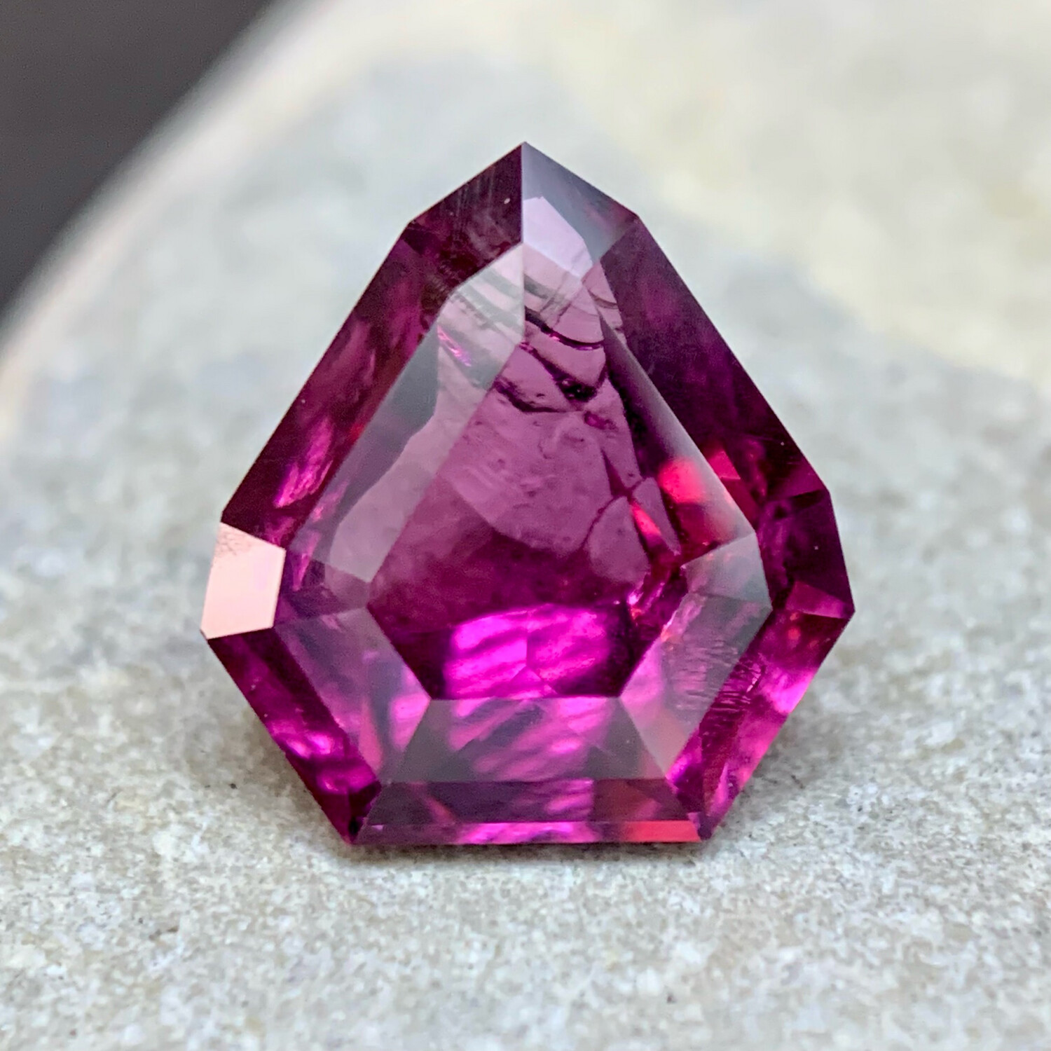 ᴬᵀᵞᴾᴵᶜᴬᴸ WILD RHODOLITE GARNET 2.11ct