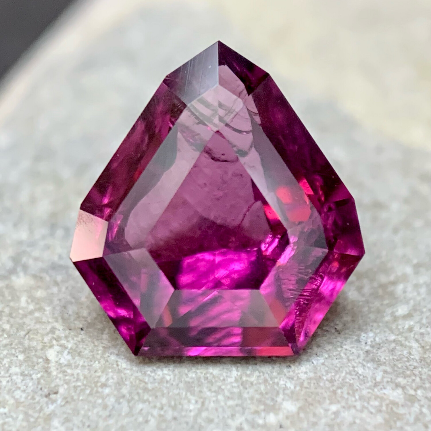 ᴬᵀᵞᴾᴵᶜᴬᴸ WILD RHODOLITE GARNET 2.11ct