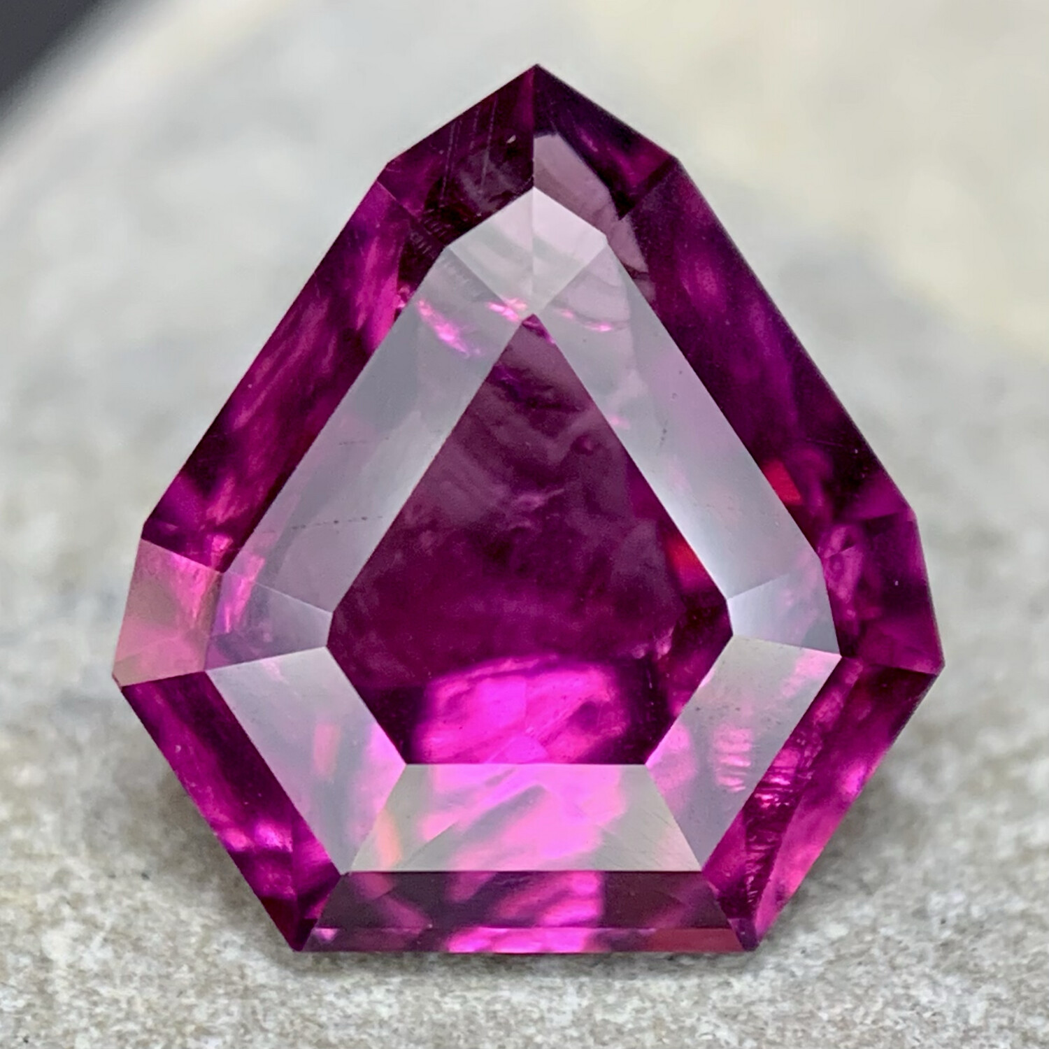 ᴬᵀᵞᴾᴵᶜᴬᴸ WILD RHODOLITE GARNET 2.11ct