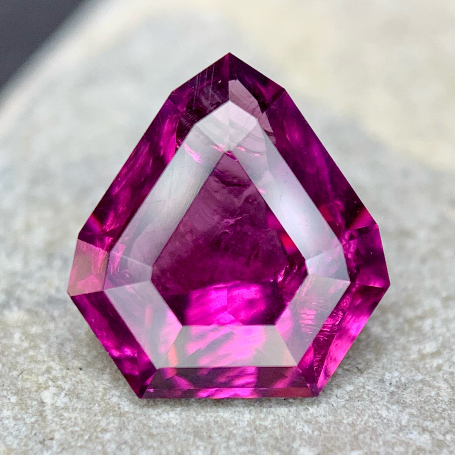 ᴬᵀᵞᴾᴵᶜᴬᴸ WILD RHODOLITE GARNET 2.11ct