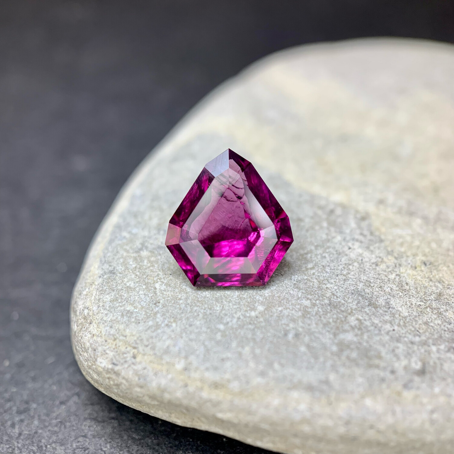 ᴬᵀᵞᴾᴵᶜᴬᴸ WILD RHODOLITE GARNET 2.11ct
