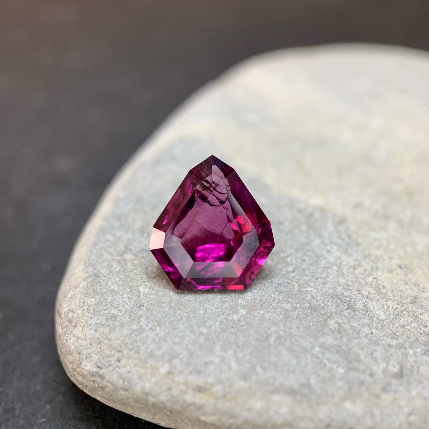 ᴬᵀᵞᴾᴵᶜᴬᴸ WILD RHODOLITE GARNET 2.11ct