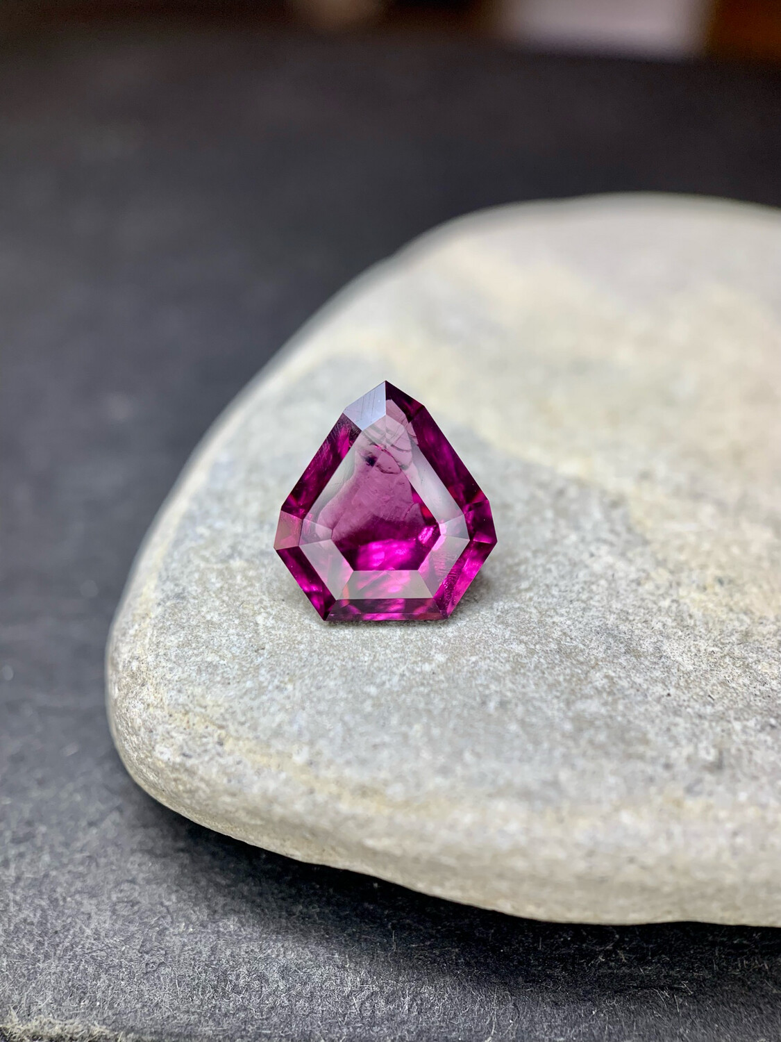 ᴬᵀᵞᴾᴵᶜᴬᴸ WILD RHODOLITE GARNET 2.11ct