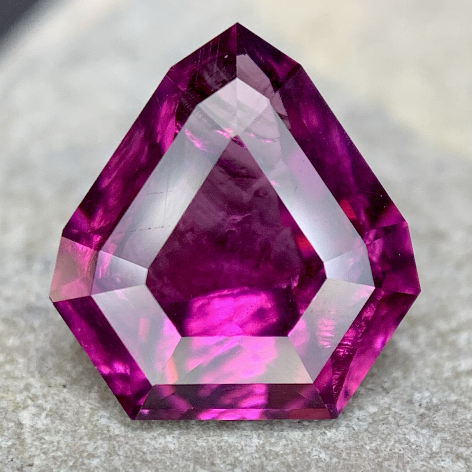 ᴬᵀᵞᴾᴵᶜᴬᴸ WILD RHODOLITE GARNET 2.11ct