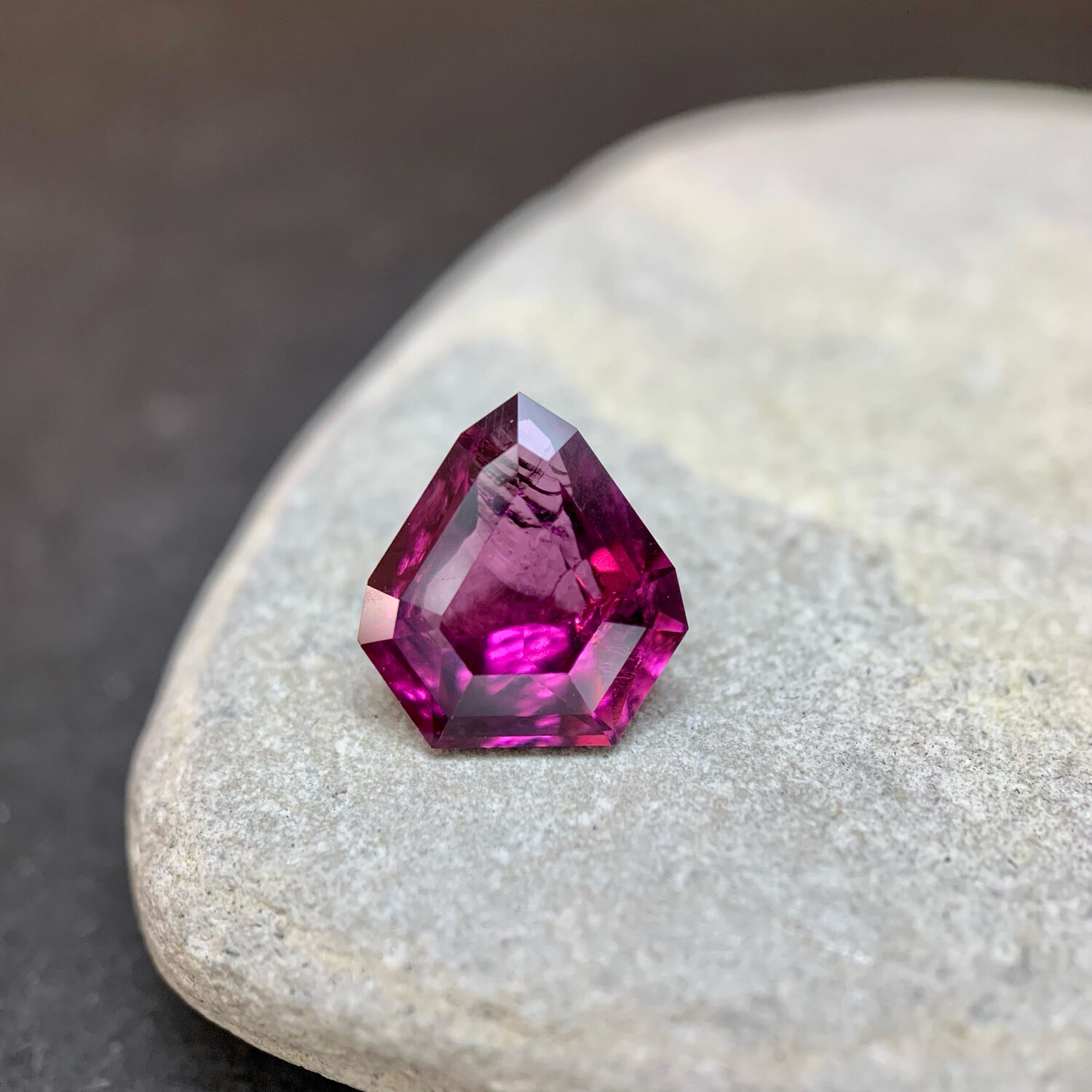 ᴬᵀᵞᴾᴵᶜᴬᴸ WILD RHODOLITE GARNET 2.11ct
