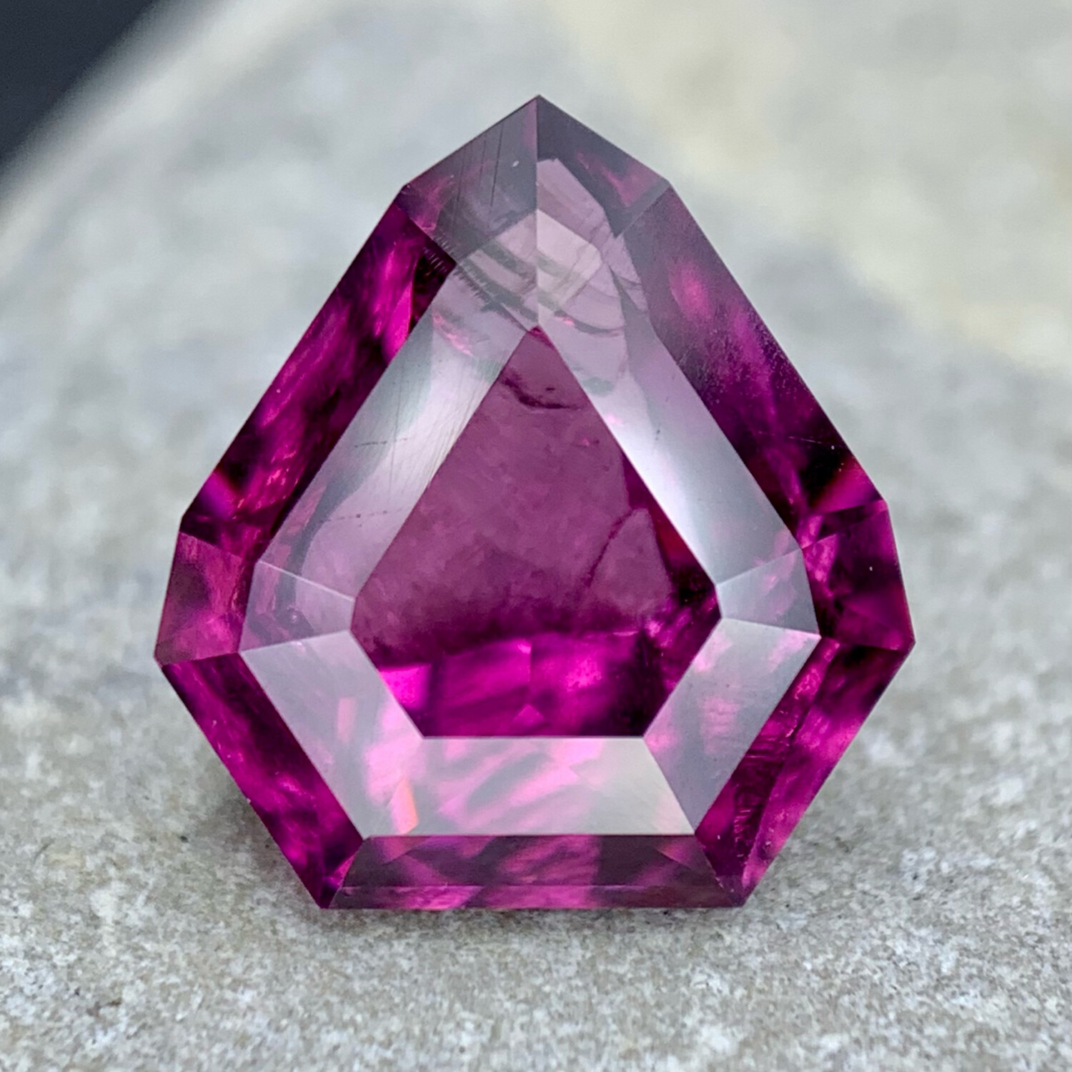 ᴬᵀᵞᴾᴵᶜᴬᴸ WILD RHODOLITE GARNET 2.11ct