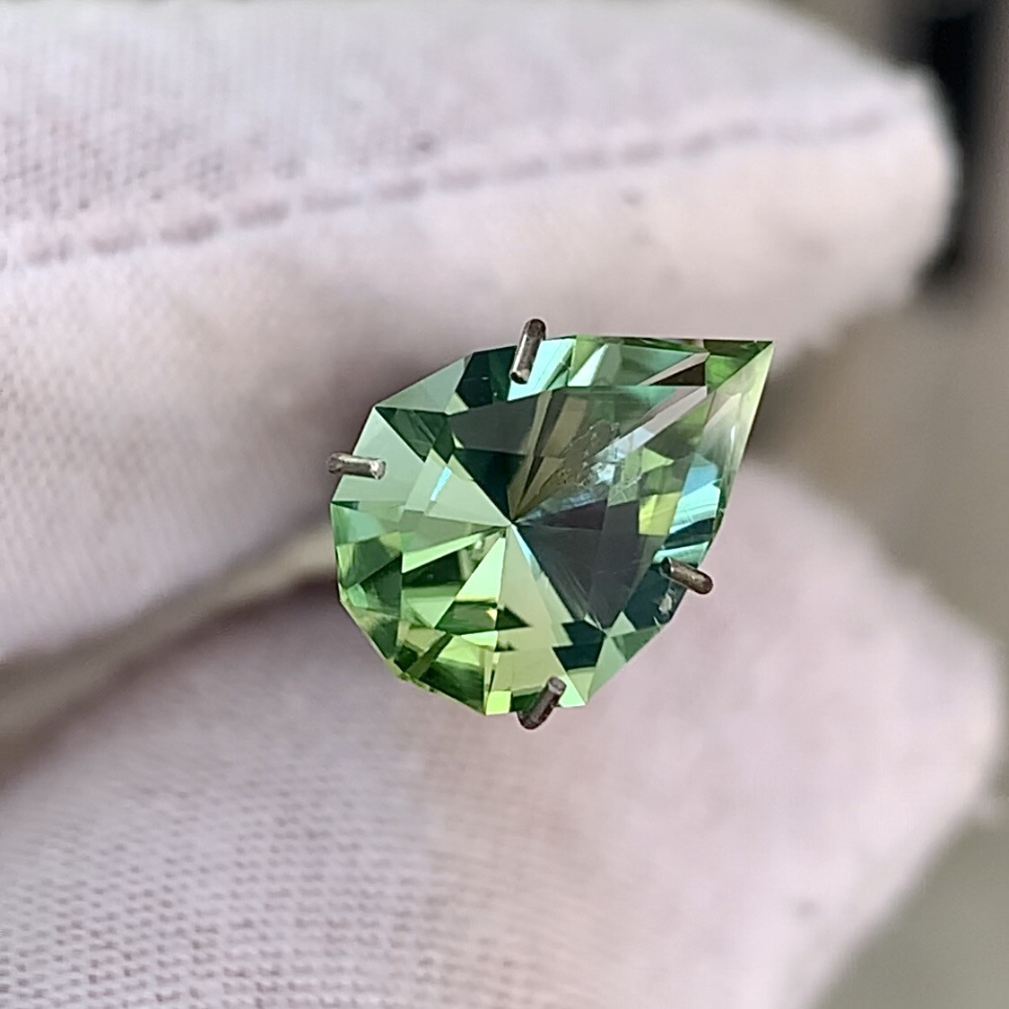 ᴬᵀᵞᴾᴵᶜᴬᴸ ELECTRIC GREEN TOURMALINE 3.10ct